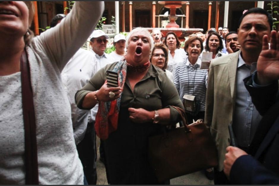 Bárbara Hernández participó en una protesta contra la CICIG e Iván Velásquez en agosto de 2018. (Foto: Twitter/@MoratayaYoel)