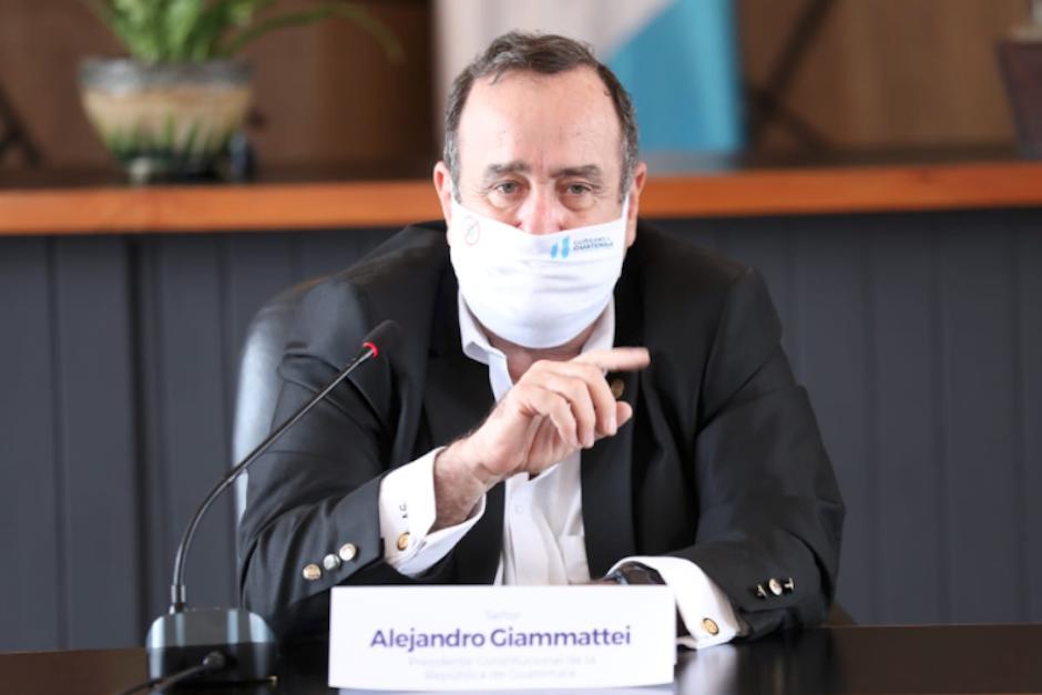 El presidente Alejandro Giammattei entregó a dirigentes de la Liga Nacional protocolo para el reinicio del fútbol nacional. (Foto: Gobierno de Guatemala)