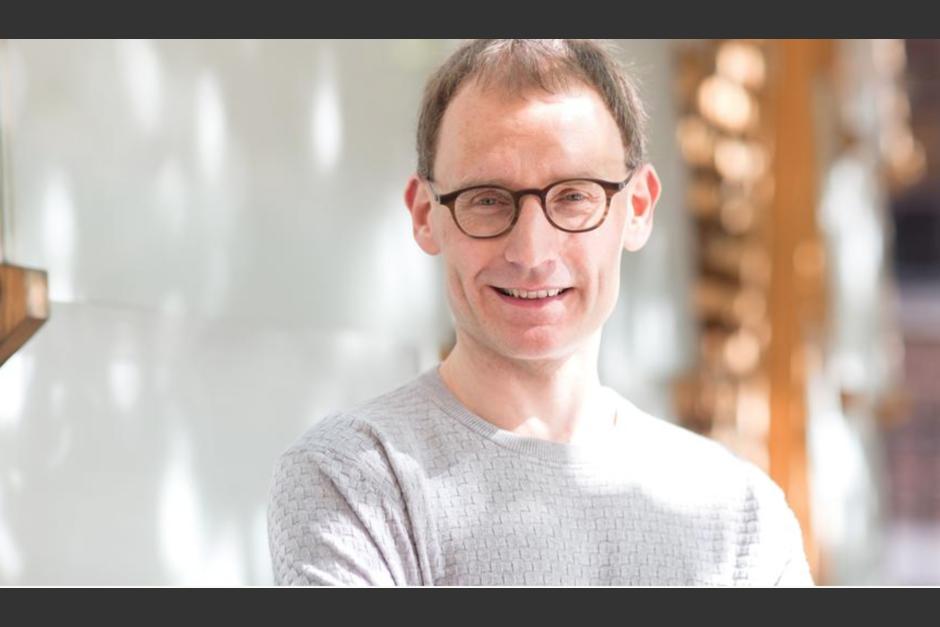 El epidemi&oacute;logo acept&oacute; haber cometido "un error de juicio" al recibir visitas de su novia, en Londres. (Foto: Thomas Angus/Imperial College London)