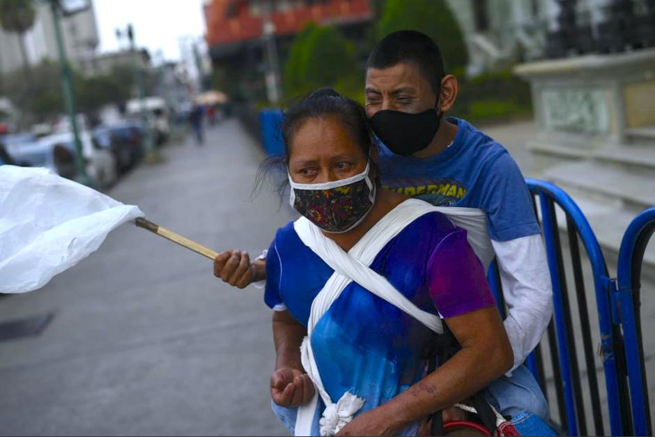 Catalina García y su hijo Gilson recorren la ciudad en busca de ayuda. (Foto: Wilder López/Soy502)