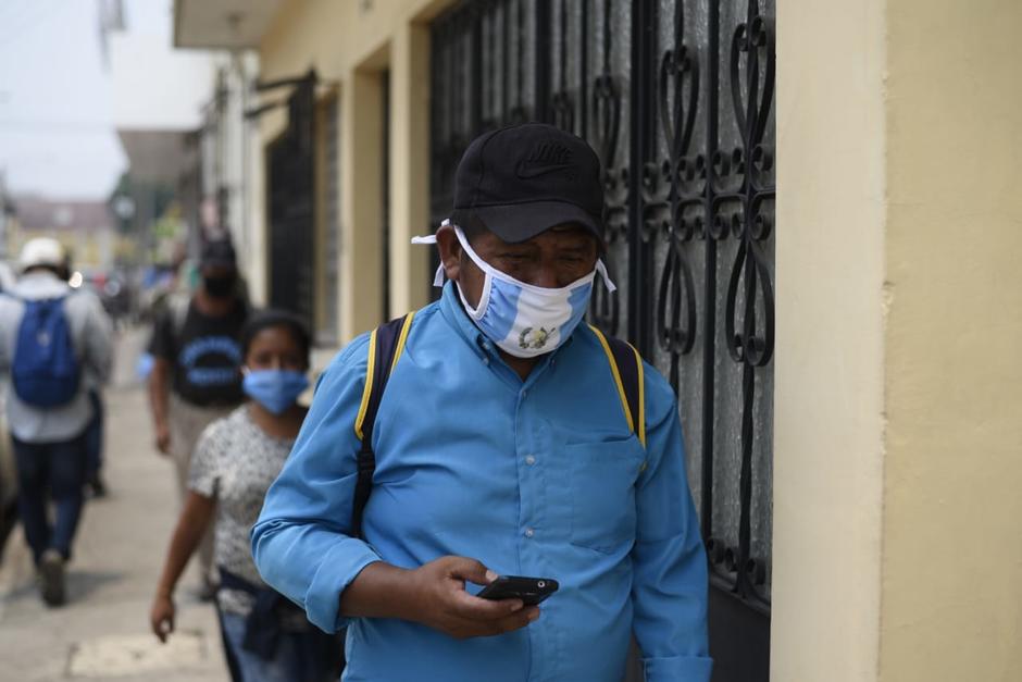 Falsas publicaciones dicen que el uso prolongado de la mascarilla puede ser contraproducente para la salud. (Foto: Wilder L&oacute;pez/Soy502)