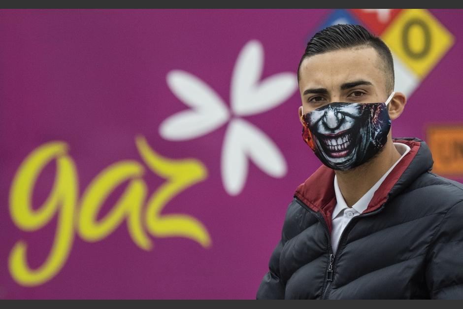 Varios expertos opinaron sobre la importancia de la mascarilla, su uso, el material y medidas que deben tomar las personas para evitar la contaminación. (Foto: AFP)