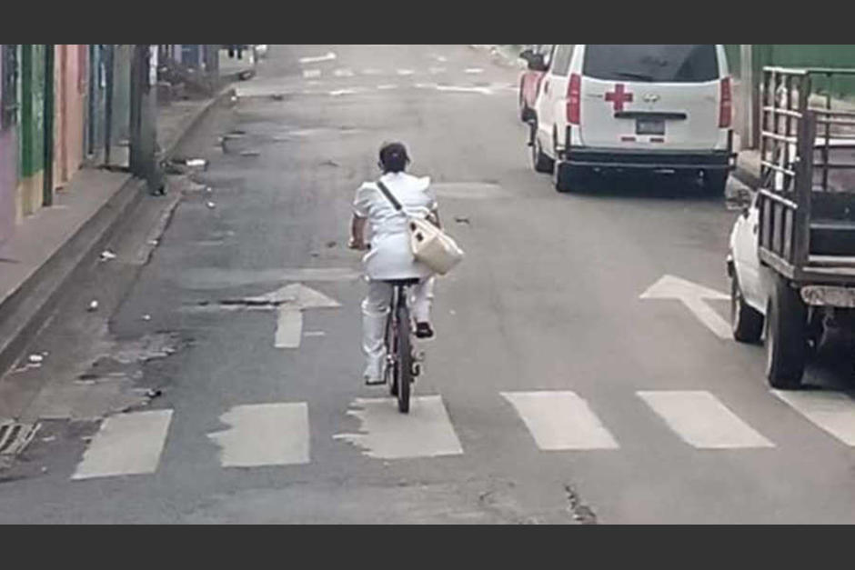 La enfermera no quiere abandonar a sus compañeros y ahora se desplaza en bicicleta hacia el hospital donde trabaja en El Salvador. (Foto: El Salvador.com)