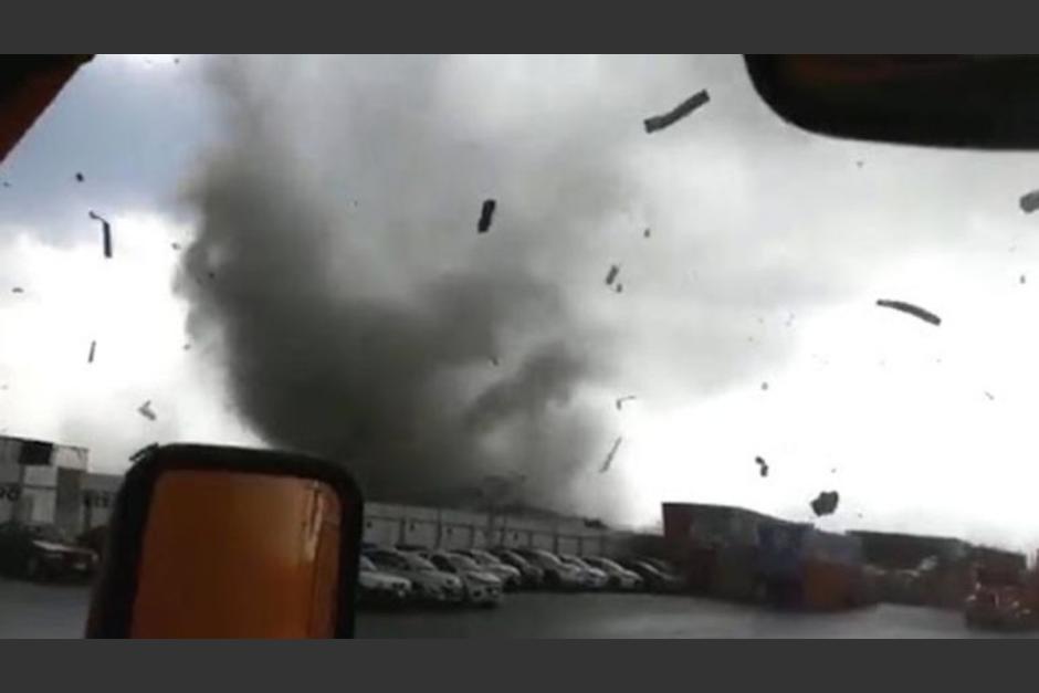 El fenómeno causó estragos en varios municipios de Nuevo León, la muerte de dos personas y cinco más heridas. (Captura Video)