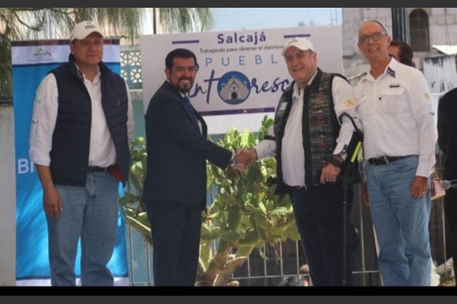 El presidente de la Anam, Miguel Ovalle, alcalde de Salcajá, junto al presidente Alejandro Giammattei, y el vicepresidente Guillermo Castillo. (Foto: Facebook/M.Ovalle)