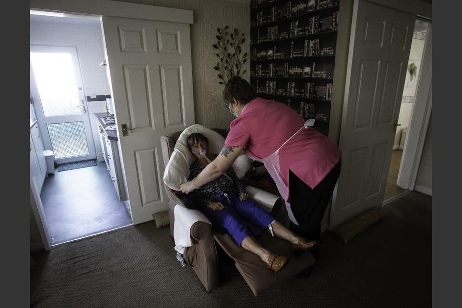 En varios pa&iacute;ses los pacientes positivos est&aacute;n siendo tratados en casa debido a la saturaci&oacute;n de los hospitales por los casos de Covid-19. (Foto: AFP)