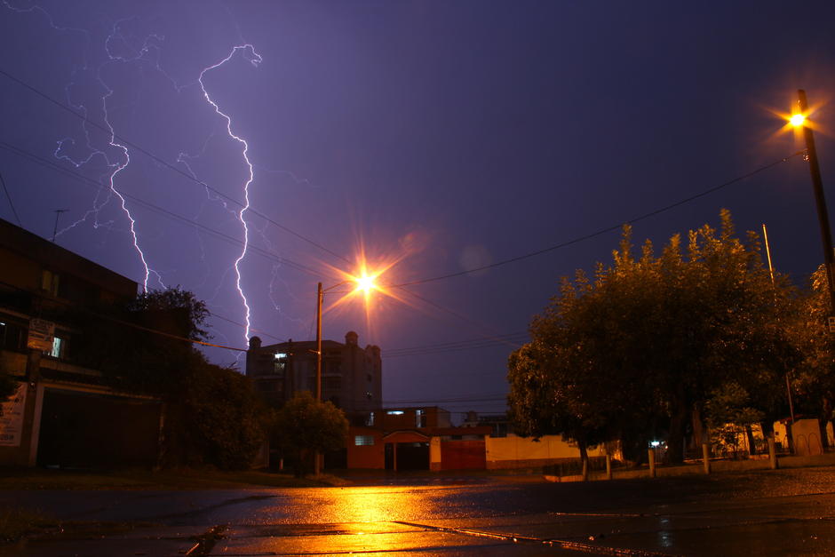 La tormenta se pudo apreciar desde varios puntos de la ciudad. (Foto: Fredy Hern&aacute;ndez/Soy502)