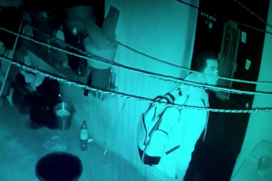 El hombre entr&oacute; al patio de la casa y se dio cuenta que hab&iacute;a una c&aacute;mara grabando hasta que iba a abrir la puerta (Foto: captura de pantalla)