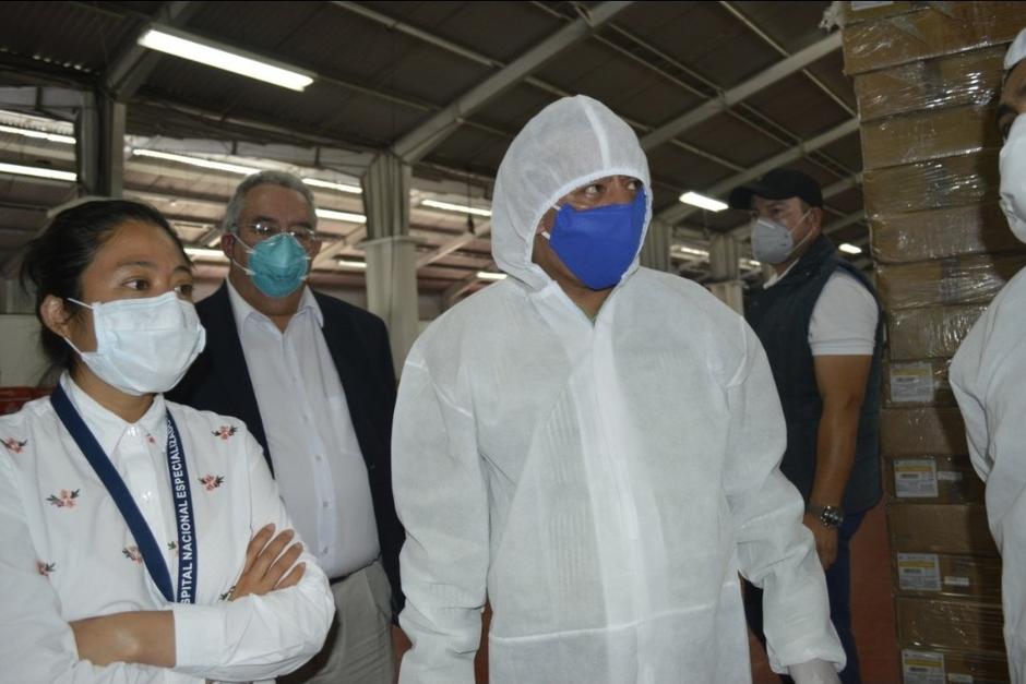 El diputado Aldo Dávila, de la bancada Winaq, acudió al hospital temporal del Parque de la Industria. (Foto: Twitter)