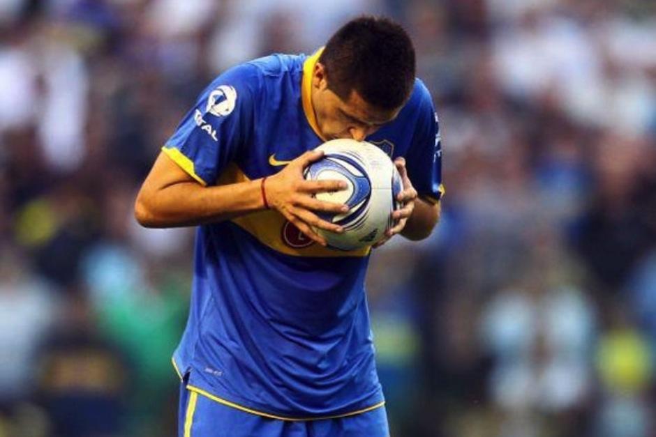 Conmebol prohibi&oacute; el contacto del bal&oacute;n en el rostro para evitar contagios por COVID-19. Riquelme, exfutbolista y dirigente deportivo sol&iacute;a besar el bal&oacute;n. (Foto: Boca Juniors)