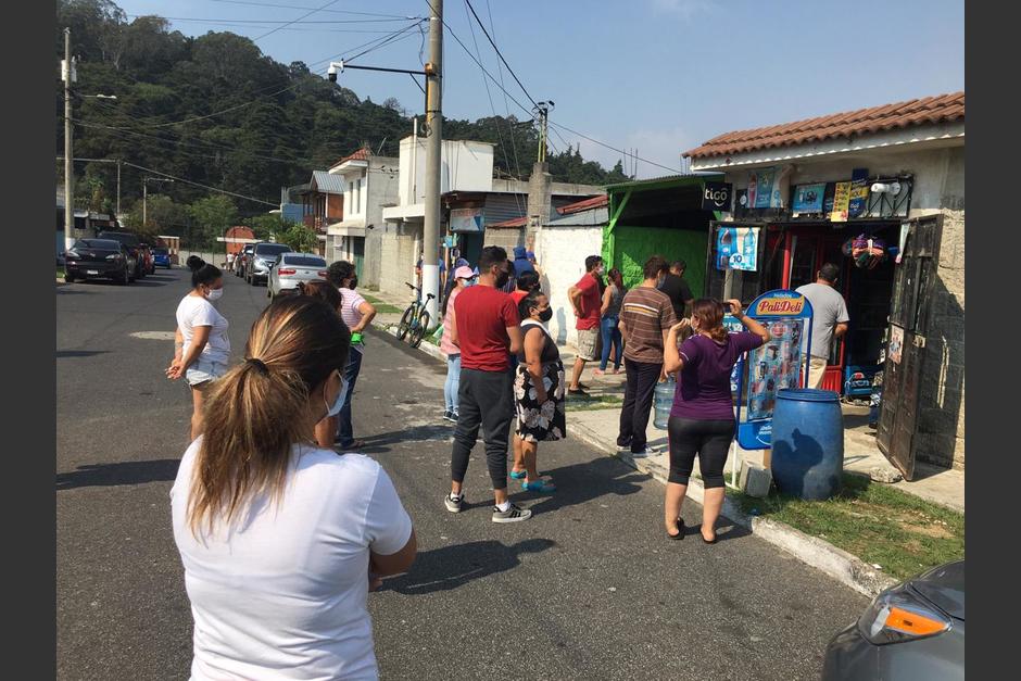 Los guatemaltecos han acudido este viernes a las tiendas, debido al cierre de mercados y supermercados. (Foto: Luis Barrios/Soy502)