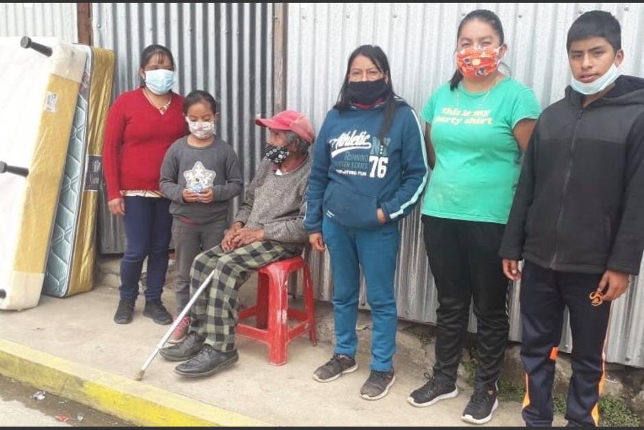 El dueño de la casa donde rentaban colocó candado a la puerta y no dejó ingresar a la familia (Foto: Cortesía Gladis Marroquín)