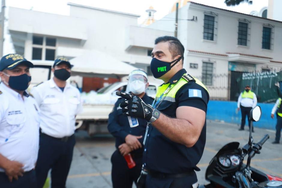 Este viernes se formaron largas filas frente a las tiendas. (Foto: Municipalidad de Mixco)