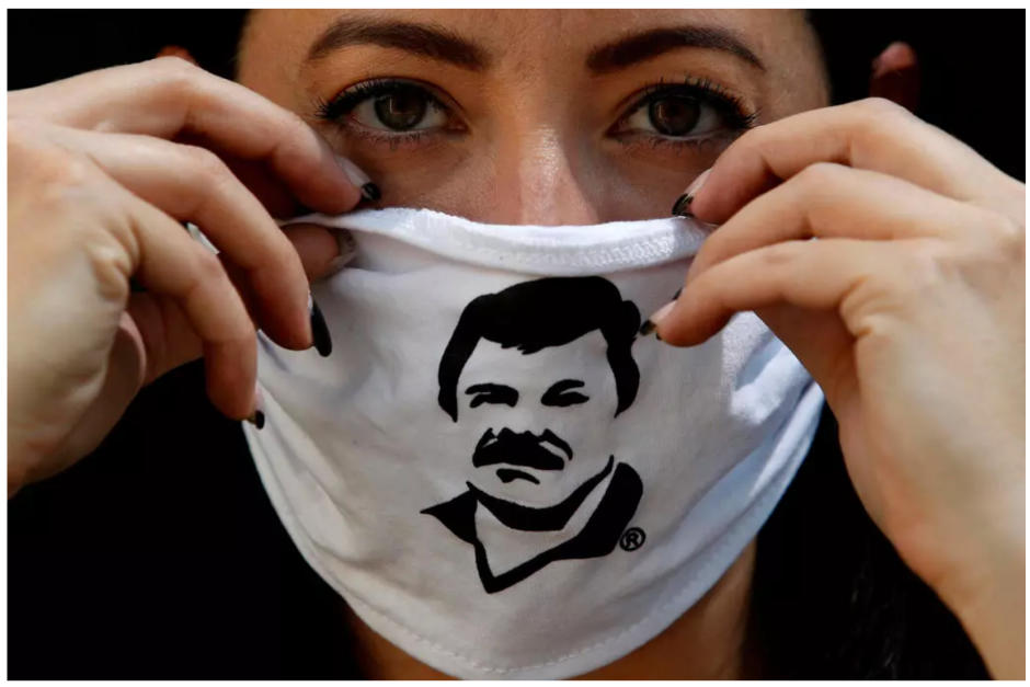 Empleada de la Fundaci&oacute;n Alejandrina Guzm&aacute;n, hija del narcotraficante mexicano "El Chapo" Guzm&aacute;n, mientras hace cajas de v&iacute;veres para necesitados. (Foto&nbsp;Ulises Ruiz/ AFP)