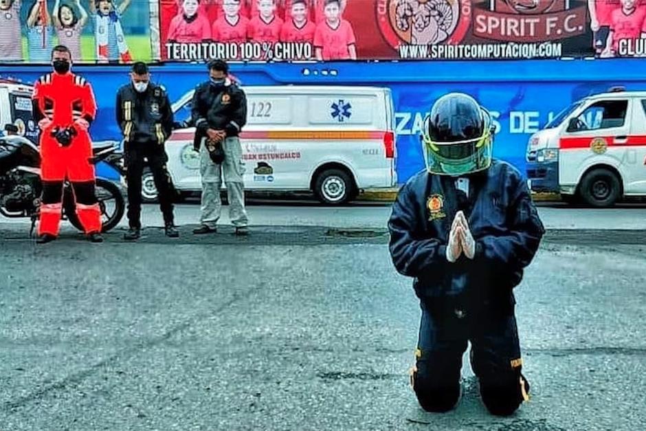 Bomberos Voluntario oran por sus compañeros que fueron puestos en cuarentena en la Quinta Compañía de Xela, tras tener contacto con una persona que dio positivo por Coronavirus. (Foto: Noticias del Valle)