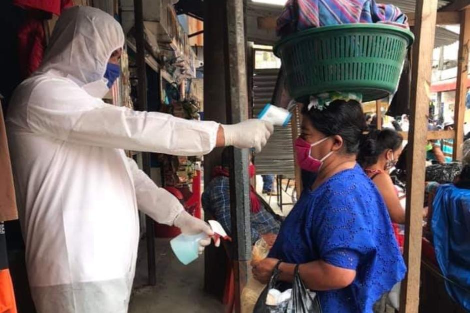 Una mujer que ingresa al mercado La Terminal de Cob&aacute;n, Alta Verapaz, pasa el examen de temperatura antes de hacer las compras. (Foto: Facebook Noticias Alta Verapaz)&nbsp;