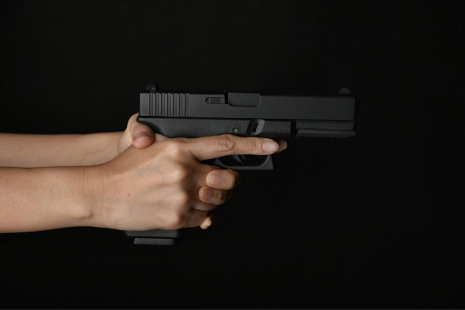 Michelly Cruz es jefa de la subestación de Sipacate. Resultó herida por hombres que bebían licor.&nbsp; (Foto: Freepik)&nbsp;