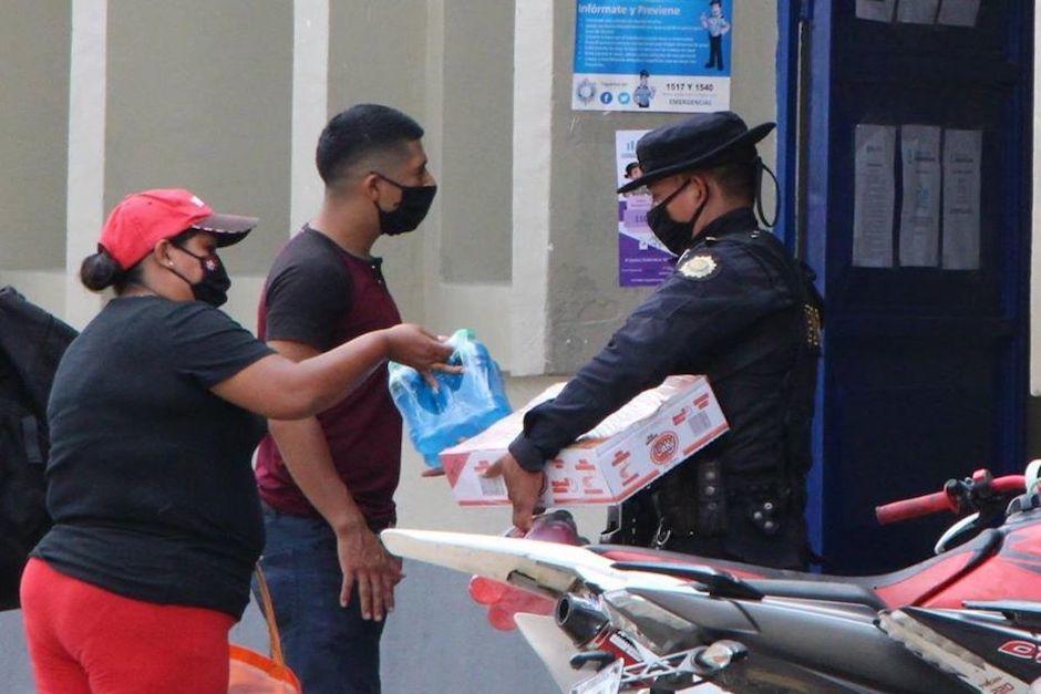 Pobladores de Jalapa llevan a diario v&iacute;veres a los agentes de la PNC. (Foto: PNC)
