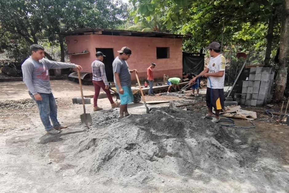 Los jugadores de Xinca Taxisco de la Tercera División ponen pausa al fútbol y se dedican a la albañilería en tiempos de pandemia. (Foto: Tercera División)