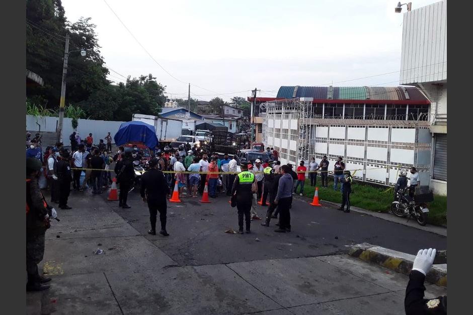 Personas se aglomeran en el ingreso principal a Malacatán, San Marcos, donde este jueves se declaró cordón sanitario por el Covid-19. (Foto: Cortesía/Soy502)