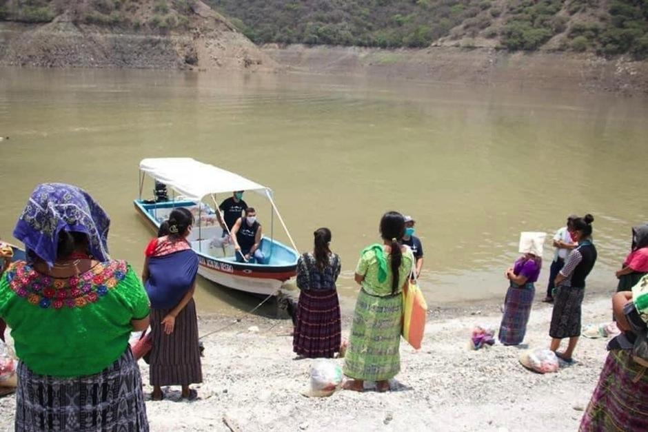 El futbolista Christopher Ramírez, nacido en San Cristóbal, Alta Verapaz, llevó ayuda a las familias vulnerables. (Foto: Instagram)
