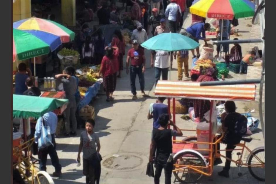 Pese a las restricciones, pobladores de San Idelfonso Ixtahuac&aacute;n, Huehuetenango, sacaron ventas y al pedir que las retiraran, retuvieron al alcalde del lugar, El&iacute;as Ort&iacute;z. (Foto: Daniel M&eacute;ndez Noticias)