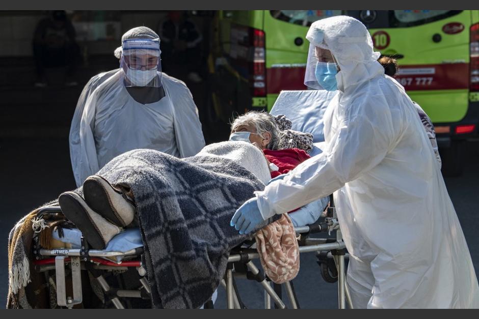 Los médicos tienen que elegir quién puede ser atendido en cuidados intensivos, a pesar que muchos requieren el apoyo médico. (Foto: AFP)