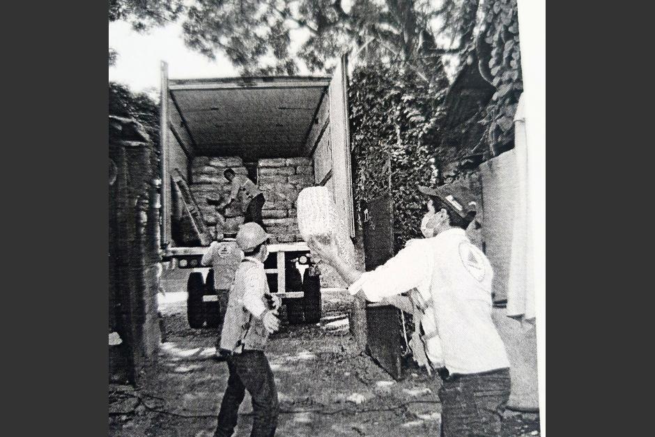 Los insumos fueron descargados en la vivienda de una allegada al diputado Mario Azurdia. (Foto: Conred)