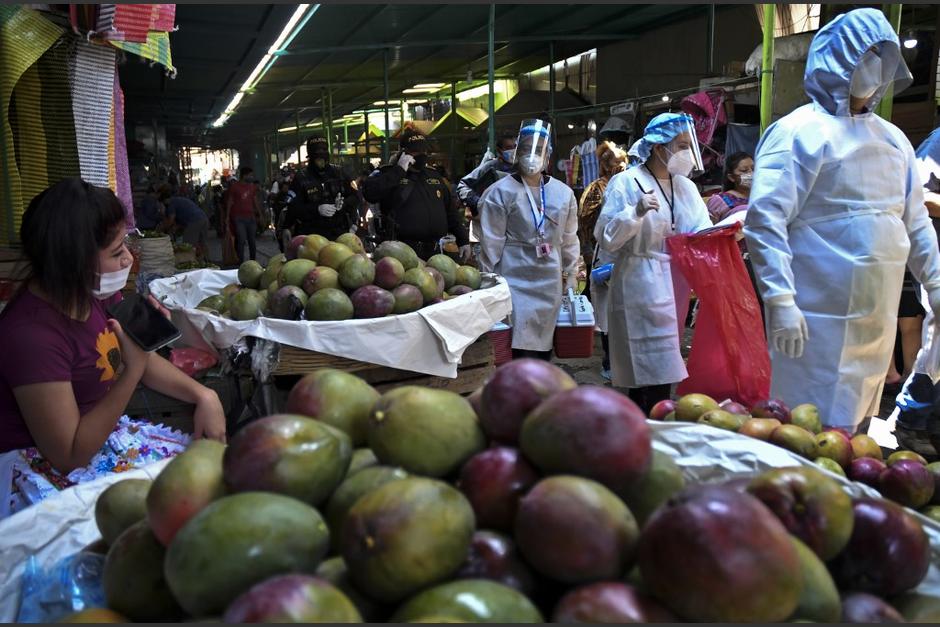 El presidente Alejandro Giammattei aseguró que este martes acudirán a este mercado cantonal lugar para efectuar pruebas. (Imagen con fines ilustrativos. Foto: Johan Ordóéz/AFP)&nbsp;
