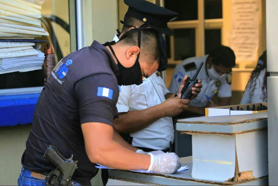 Los agentes de PNC están siendo atendidos por el personal del IGSS. (Foto: PNC)