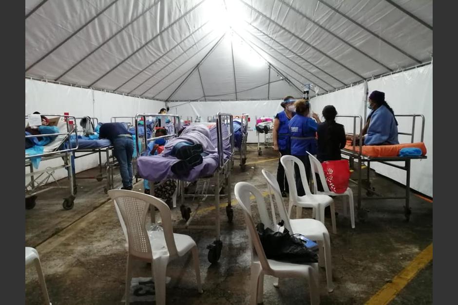 Un total de 20 personas pernoctaron en carpas instaladas en un área abierta del hospital Roosevelt. (Foto: PDH)