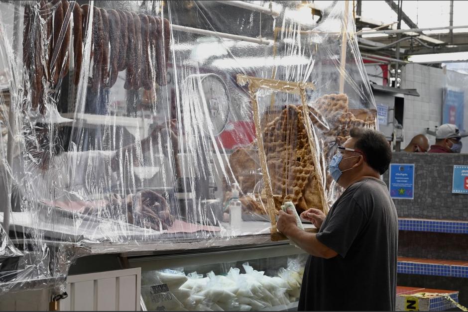 El científico dijo que aumentar las medidas de higiene y distanciamiento físico es suficiente para derrotar el virus. (Foto: AFP)
