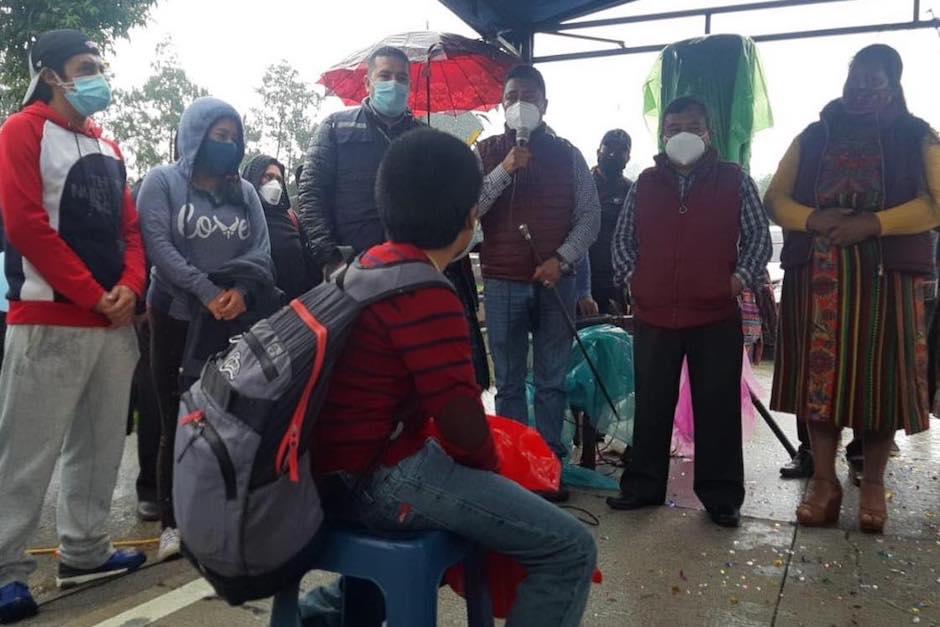 Un niño de 12 años regresó a casa tras superar el coronavirus en el hospital temporal de Quetzaltenango. (Foto: Fredy de León)