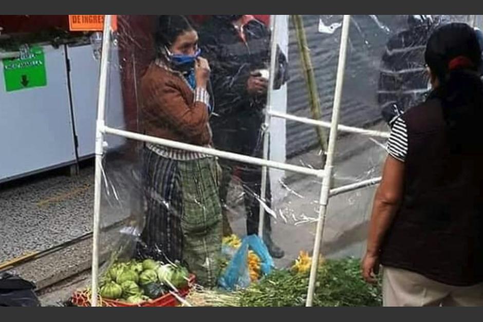Una comerciante creó su propio marco de protección en Mixco. (Foto: captura pantalla)&nbsp;