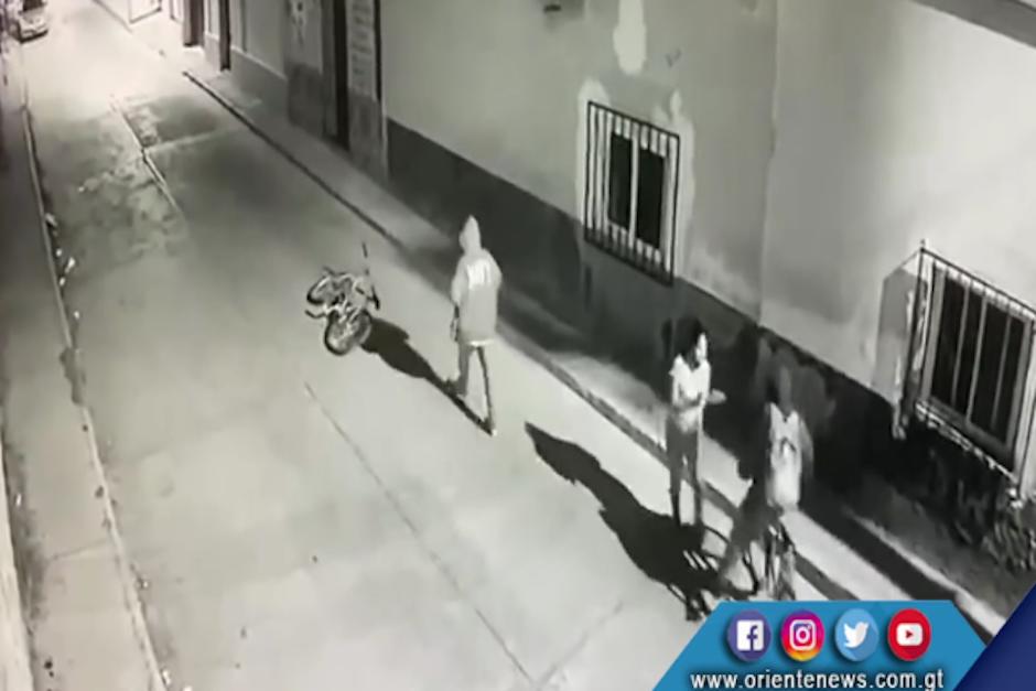 Dos delincuentes en bicicleta asaltana. mujeres que madrugan a trabajar en la cabecera departamental de Jalapa. (Foto: Captura de video)