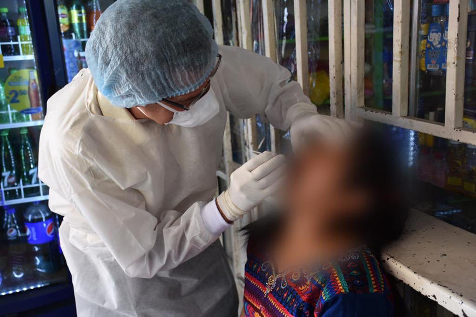 El Ministerio de Salud realizó pruebas de Covid-19 a tenderos de varios comercios en el departamento de Guatemala. (Foto: Archivo/Soy502)