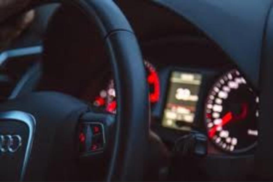 El hombre estaba sobre el carro para evitar que atropellara a más personas, pero estuvo a punto de ser lastimado. (Imagen ilustrativa)