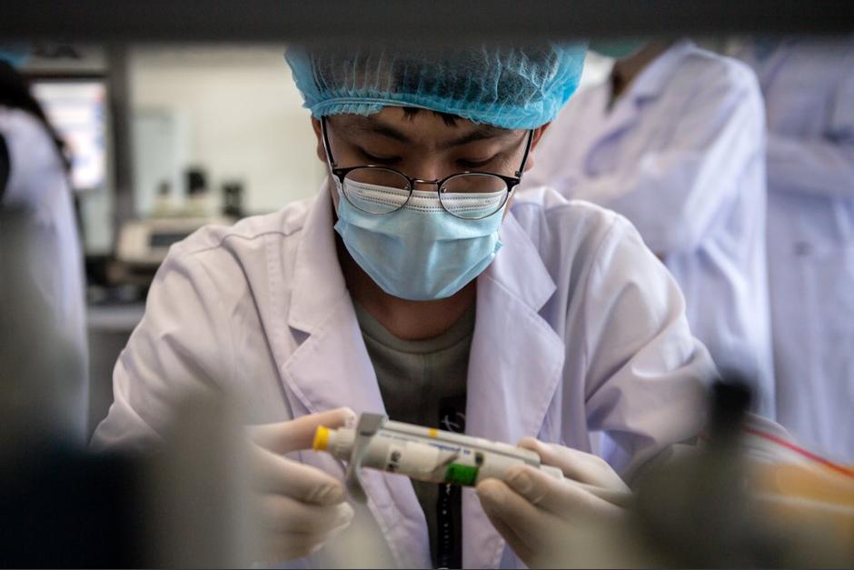 El mundo se enfrenta a una carrera por encontrar la cura contra el COVID-19. (Foto: AFP)