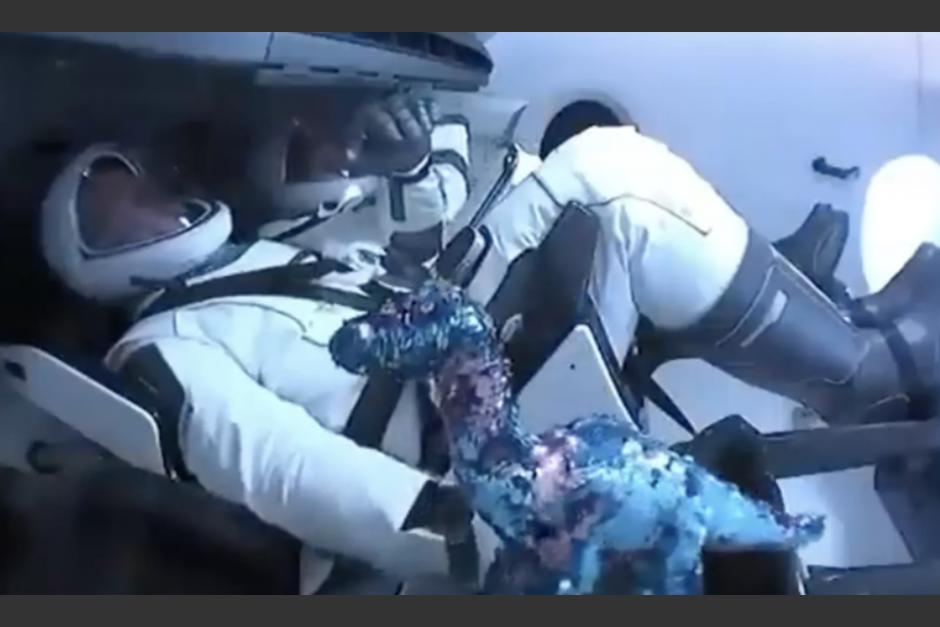 Uno de los astronautas lo llev&oacute; en la misi&oacute;n espacial. (Foto: captura pantalla)&nbsp;