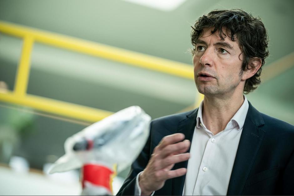 Drosten denunci&oacute;&nbsp;que hab&iacute;a recibido un paquete con una muestra, supuestamente positiva a Covid-19, con el mensaje: "B&eacute;betelo y te inmunizar&aacute;s". (Foto: WKAR)