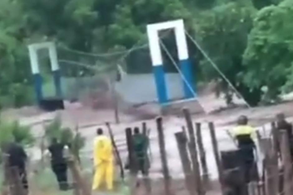 Un puente colapsó en El Salvador ante la mirada atónita de los pobladores. (Foto: Captura de pantalla)