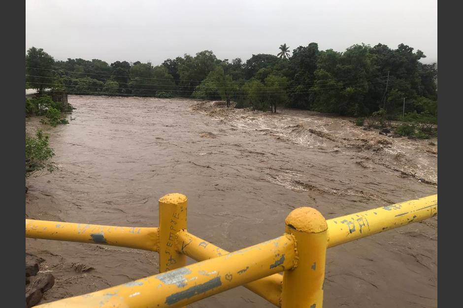 Varios ríos presentan crecida en su caudal por las fuertes lluvias. (Foto: Conred)&nbsp;