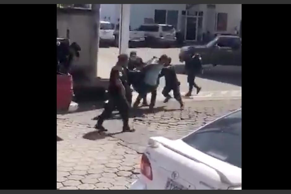 El forcejeo entre policías municipales y vendedores fue captado en video. (Foto: Captura de pantalla)