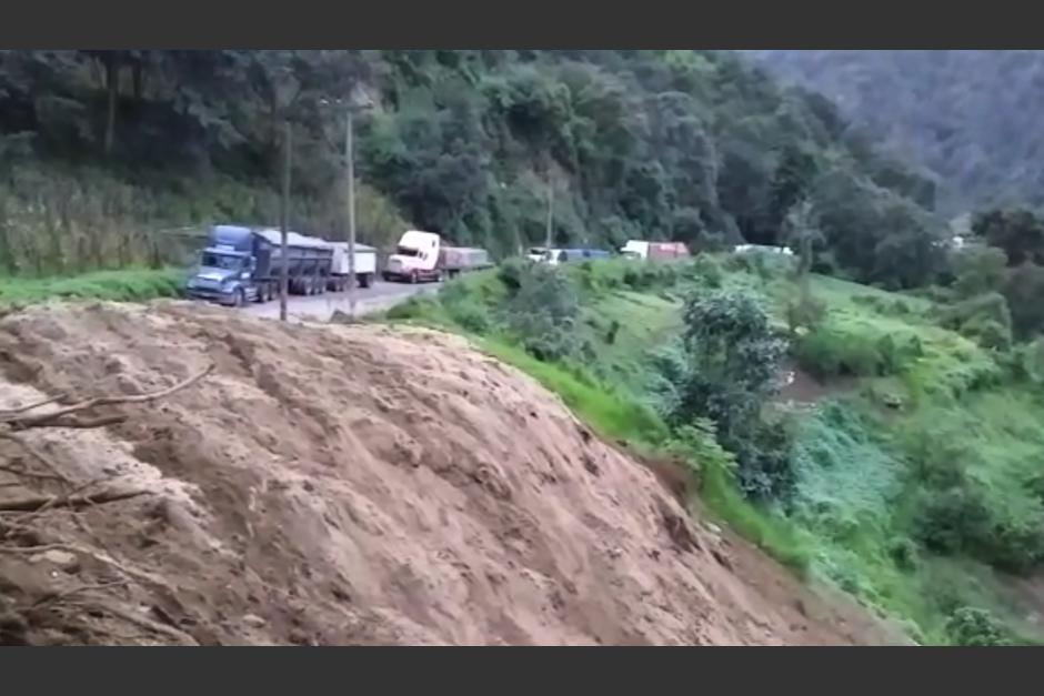 Provial se encuentra realizando las gestiones para limpiar el derrumbe. (Foto: captura video)&nbsp;