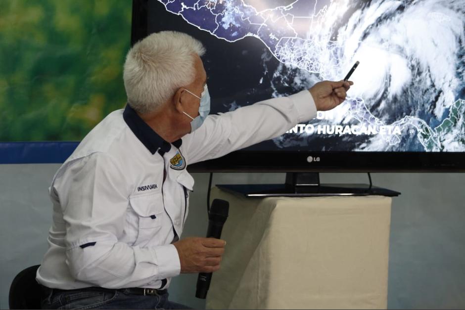 C&eacute;sar George, meteor&oacute;logo del Insivumeh, explica el trayecto del hurac&aacute;n Eta. (Foto: CIV)