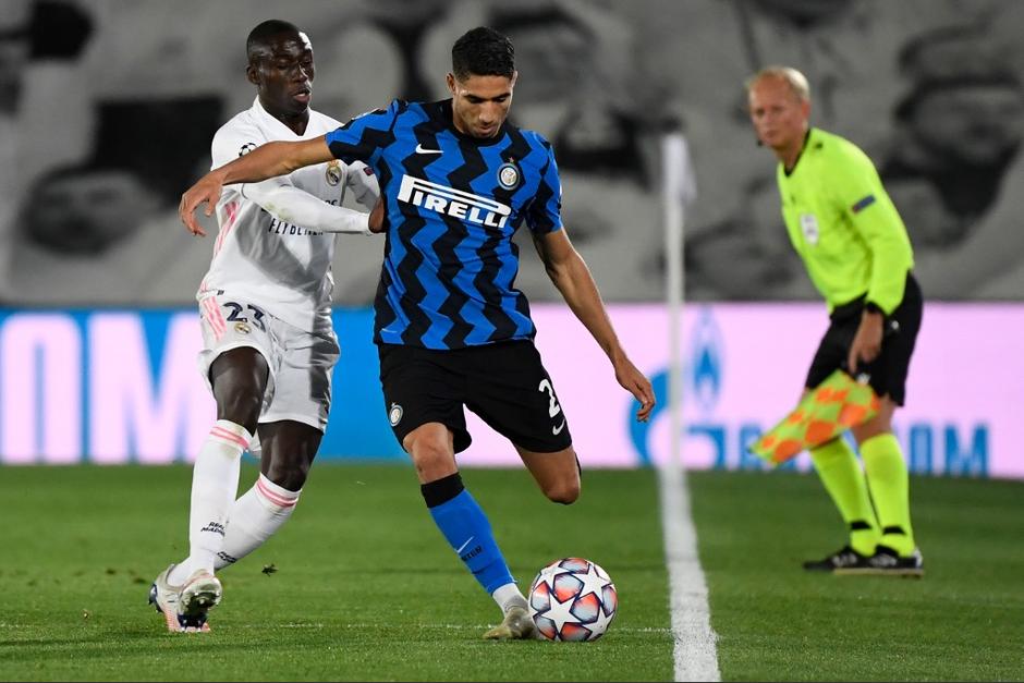 El refer&iacute; no revis&oacute; la jugada previa al primer gol del Real Madrid, que debi&oacute; ser anulado por falta de Mendy sobre Hakimi. (Foto: AFP)