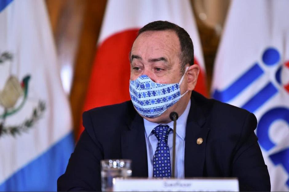 El presidente Alejandro Giammattei analiza un estado de emergencia por el huracán Eta. (Foto: Presidencia)&nbsp;