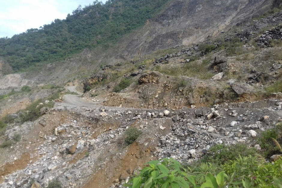 Un camión quedo varado en plena ruta luego de que sucediera un derrumbe en el cerro Los Chorros. (Foto: Archivo/Conred)