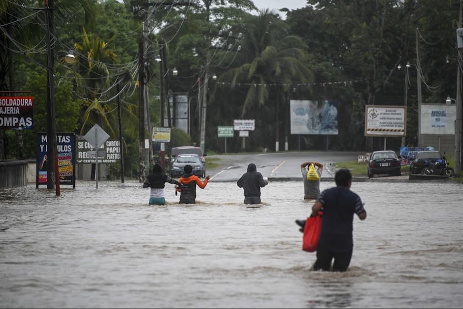 Cientos de personas han resultado gravemente afectadas por las inundaciones y derrumbes provocados por Eta. (Foto: AFP)
