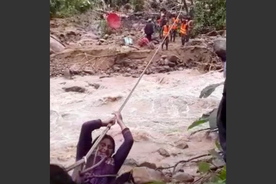 Una mujer cruza el r&iacute;o a trav&eacute;s de una tirolina en una comunidad de Cuilco, Huehuetenango. (Foto: captura de pantalla)&nbsp;